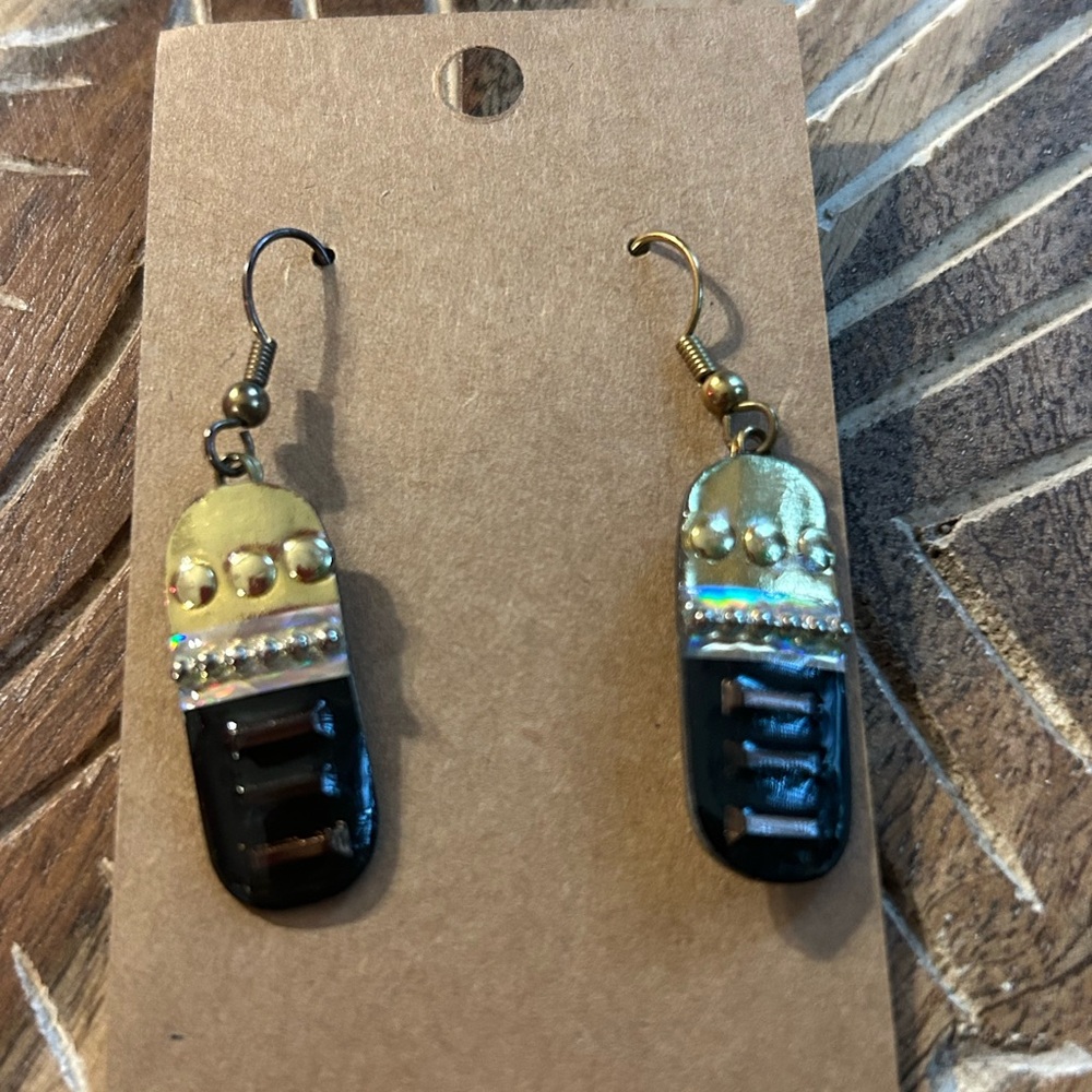 Elegant Black and Gold Earrings Set - Picture 3 of 4